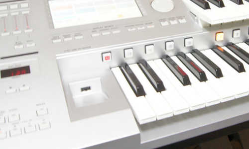 傷のあるエレクトーン